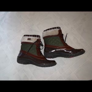 Dark Green winter duck boots.